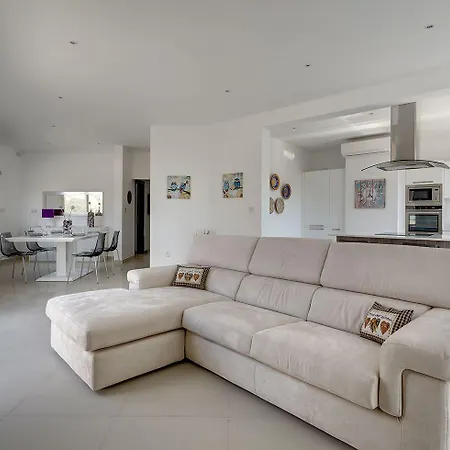 Luxury 2 Bedroom Penthouse In St Julians *
