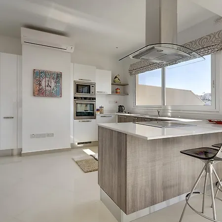 Luxury 2 Bedroom Penthouse In St Julians Διαμέρισμα *